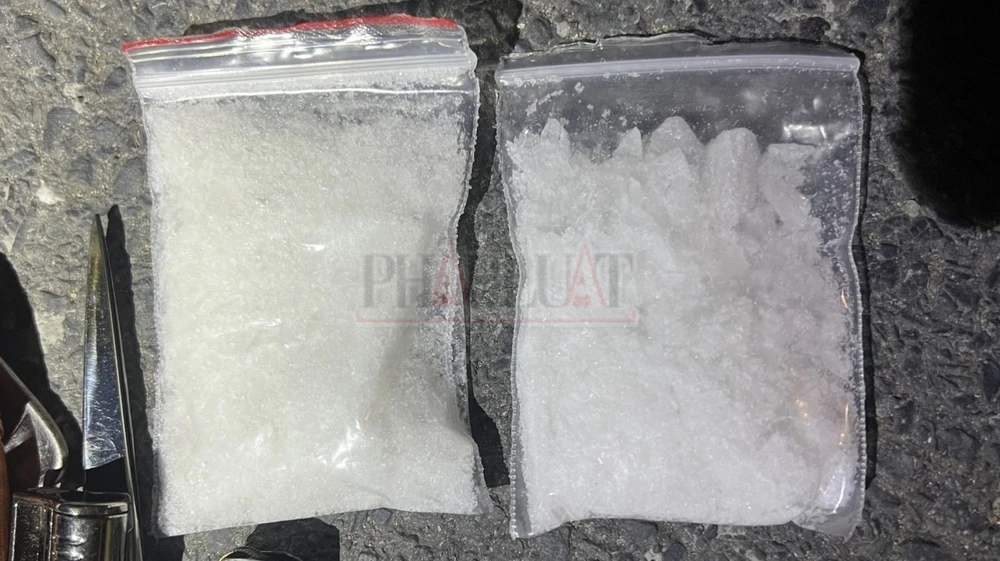 Hai bịch nilon chứa tỉnh thể màu trắng nghi là ma túy. Ảnh: LA hai-thanh-nien-bi-to-tuan-tra-dac-biet-o-binh-duong-bat-luc-rang-sang-3-3012-2589.jpg