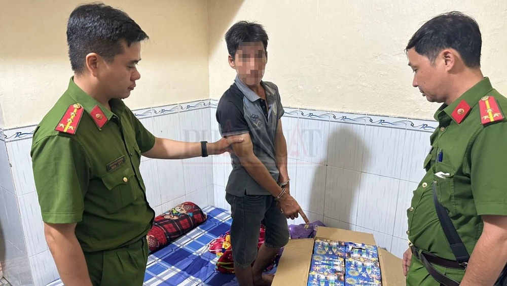 Công an thu giữ thêm số lượng lớn pháo hoa tại phòng trọ. Ảnh: CABD phao-hoa-1-5538-207.jpg