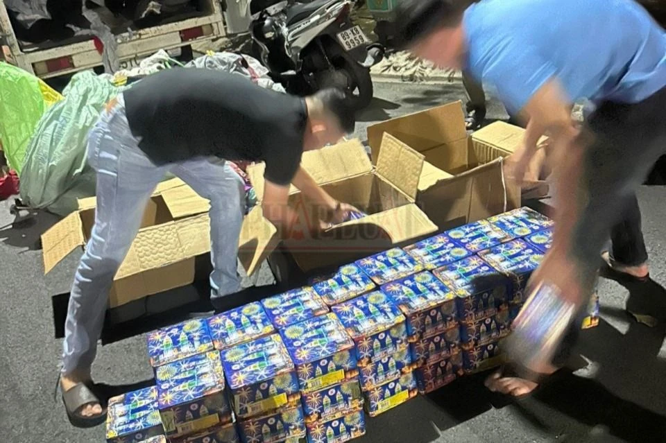 Số pháo hoa thu giữ thời điểm bắt quả tang. Ảnh: CABD pháo hoa