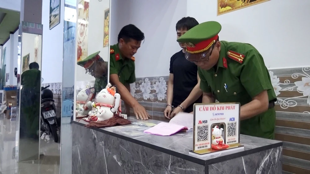 Công an khám xét tiệm cầm đồ của Mạnh. Ảnh: CABD cầm đồ