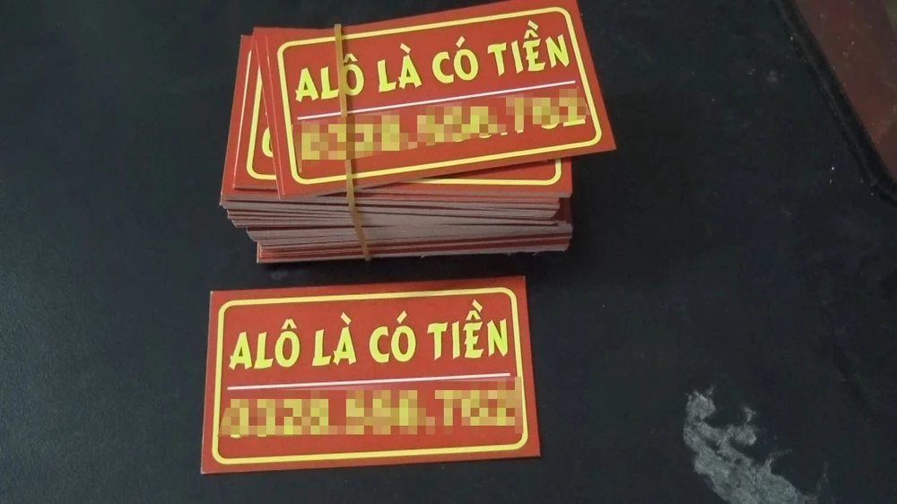 Tờ rơi Mạnh cho đàn em đi rải khắp nơi để tìm kiếm người vay. Ảnh: CABD cầm đồ