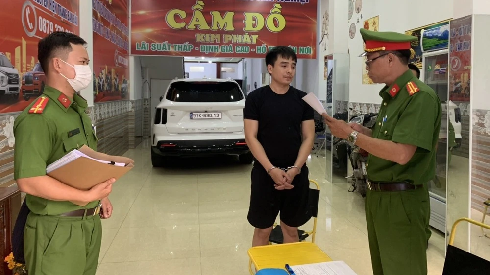 Công an đọc lệnh bắt đối với Mạnh. Ảnh: CABD cầm đồ
