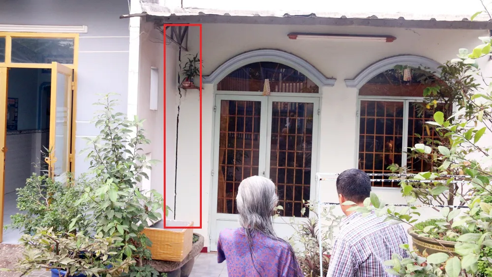 Các vết nứt ngày càng rộng gây nguy cơ sập nhà, mà Tết thì đang cận kề. Ảnh: LA sập nhà (1).jpg
