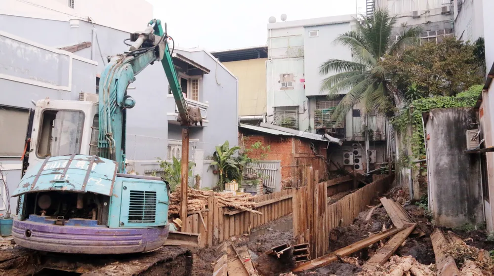 Dự án chống ngập vẫn đang được thi công. Ảnh: LA sập nhà (2).jpg