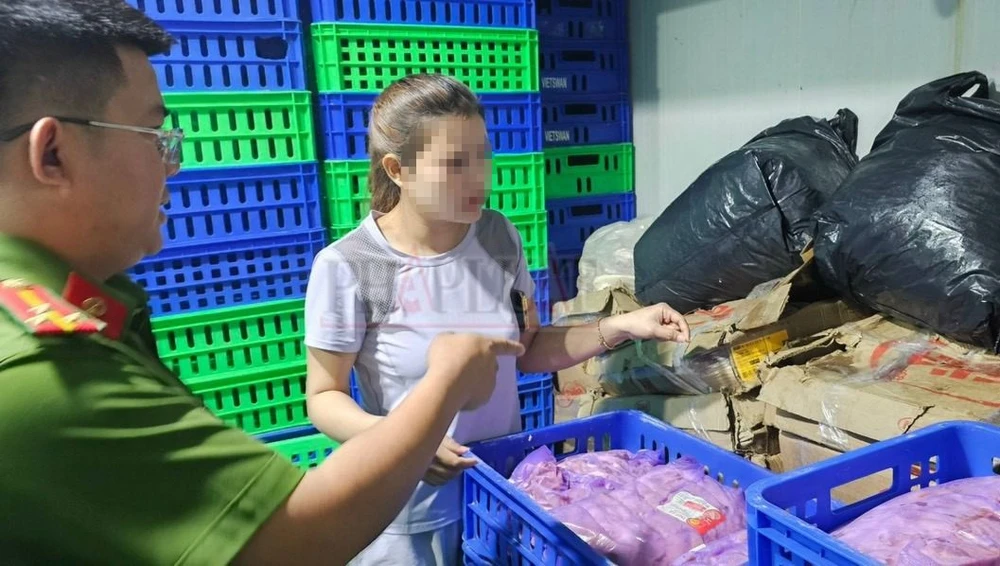 Khoảng hơn 300 kg thịt gà xay đang có dấu hiệu phân hủy. Ảnh: CABD phân hủy