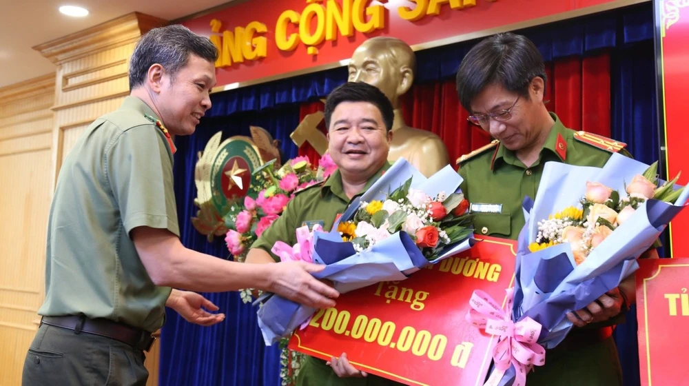 Tỉnh ủy Bình Dương thưởng nóng 200 triệu đồng cho Ban chuyên án. Ảnh: LA tinh-uy-binh-duong-thuong-nong-300-trieu-dong (1).jpg