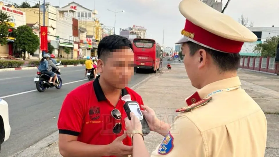 Lực lượng cảnh sát giao thông tỉnh Bình Dương xử lý nhiều trường hợp vi phạm về nồng độ cồn trong dịp Tết. Ảnh: ĐT nồng độ cồn