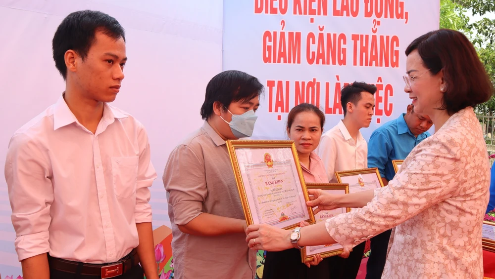Bình Phước luôn quan tâm đến chế độ chính sách cho người có công, công nhân lao động. Ảnh: LA bình phước (3).jpg