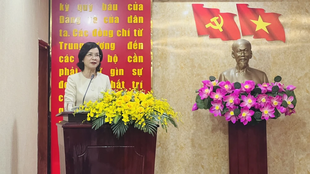 Bà Trần Tuyết Minh, Phó Chủ tịch UBND tỉnh Bình Phước, thông tin về về tình hình kinh tế - xã hội của địa phương trong năm 2023. Ảnh: LA bình phước (8).jpg