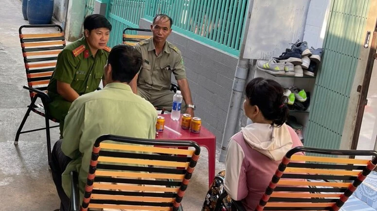 Người phụ nữ đã cảnh giác phát hiện kẻ trộm, rồi trình báo công an. Ảnh: CACC trộm (2).jpg