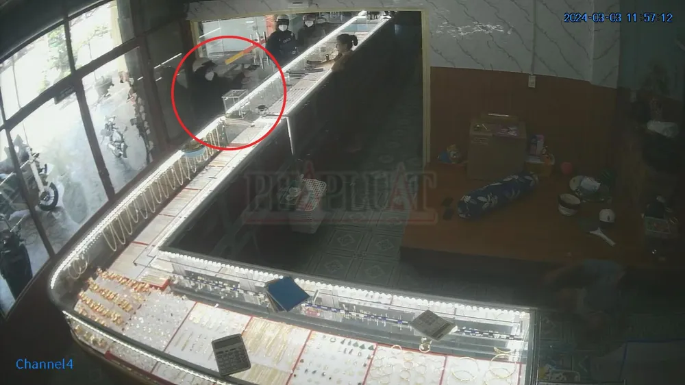 cướp tiệm vàng (4).jpg