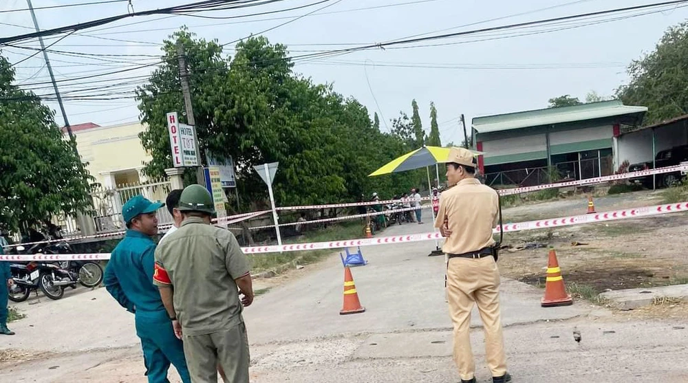 Lực lượng công an phong tỏa hiện trường để điều tra vụ việc. Ảnh: Người dân cung cấp bình phước (2).jpg
