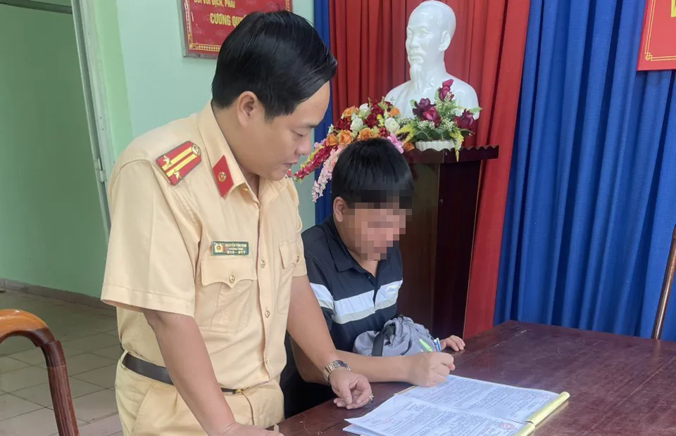 Tài xế xe khách bị mời lên làm việc, xử phạt vi phạm hành chính. Ảnh: CABP đi ngược chiều (1).jpg