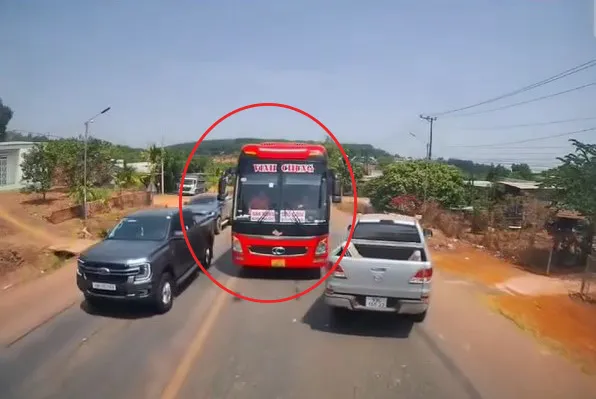 Camera hành trình ghi lại cảnh xe khách đi ngược chiều. Ảnh: Cắt từ clip đi ngược chiều