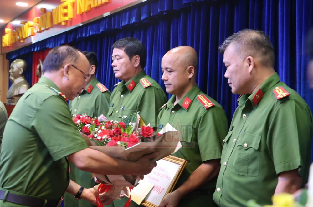Giám đốc Công an tỉnh Bình Dương khen thưởng cho các đơn vị phá án. Ảnh: LA giết bà cụ (2).JPG