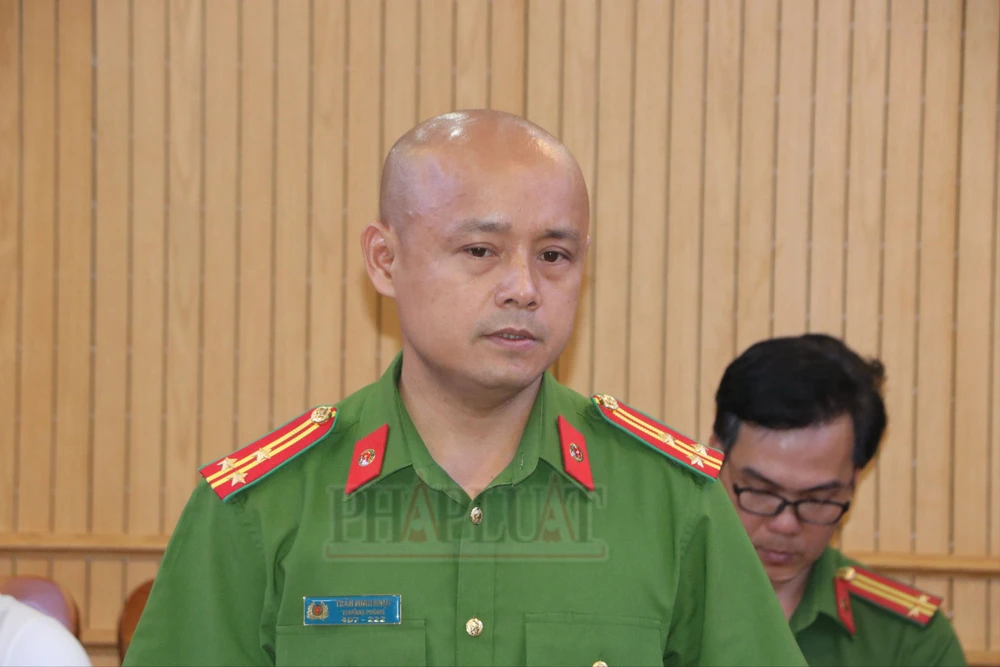 Thượng tá Trần Minh Nhựt, Trưởng phòng Cảnh sát hình sự thông tin về vụ án. Ảnh: LA Công an thông tin vụ sát hại bà cụ 75 tuổi nhặt ve chai dã man
