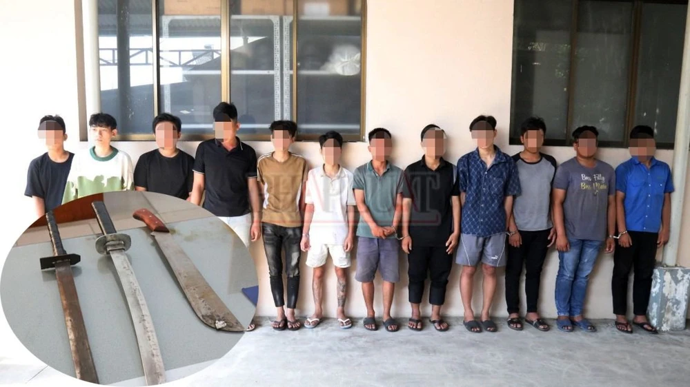 Lộc cùng 11 thanh niên bị bắt giữ. Ảnh: CABD tai nạn (1).jpg