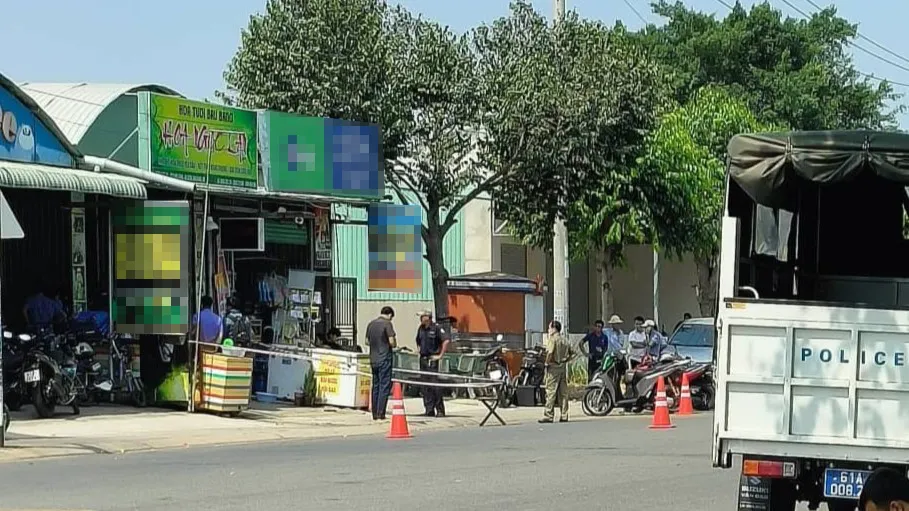 Lực lượng công an phong tỏa hiện trường để điều tra vụ việc nghi chồng giết vợ rồi tự tử. Ảnh: NDCC Nghi chồng sát hại vợ rồi tự tử trong nhà trọ, để lại con nhỏ 3 tuổi