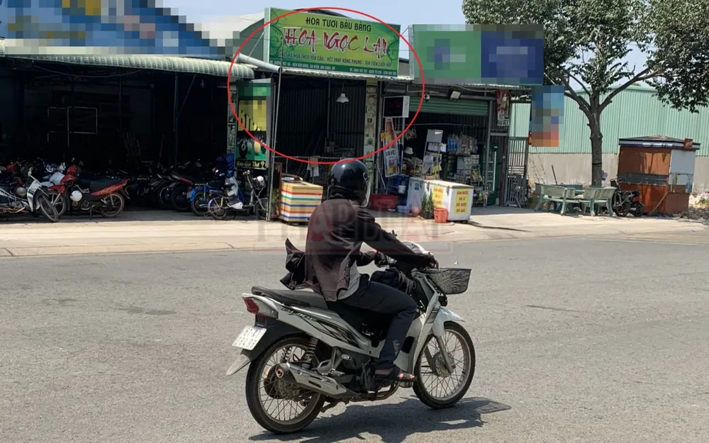 Người dân gần khu vực hiện trường xót xa vì cả hai vợ chồng ra đi để lại con nhỏ. Ảnh: HẢI NHI vợ chồng chết (3).jpg