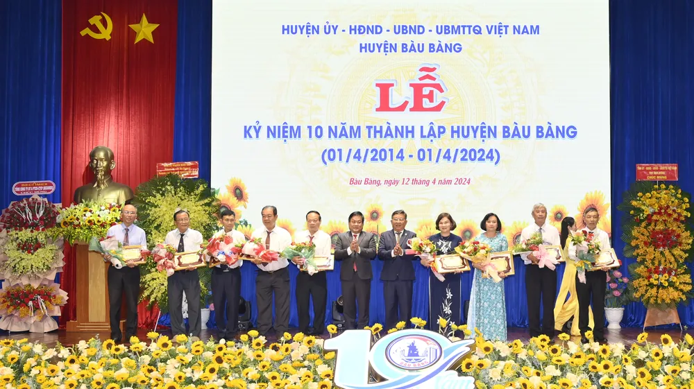 Nhiều tập thể và cá nhân có thành tích xuất sắc trong 10 năm qua được khen thưởng. Ảnh: HOÀNG TÚ _BPZ0750.JPG