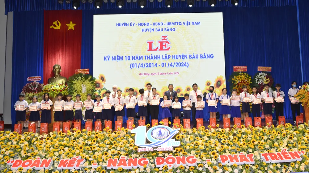50 em học sinh có hoàn cảnh khó khăn, học giỏi trên địa bàn huyện Bàu Bàng được trao học bổng. Ảnh: HOÀNG TÚ _BPZ0757.JPG