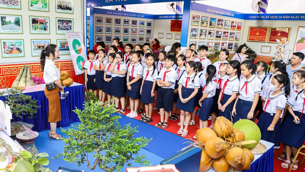 Triển lãm thành tựu kinh tế - xã hội; quốc phòng – an ninh chào mừng kỷ niệm 10 năm Ngày thành lập huyện Bàu Bàng. Ảnh: HOÀNG TÚ công nghiệp (3).jpg