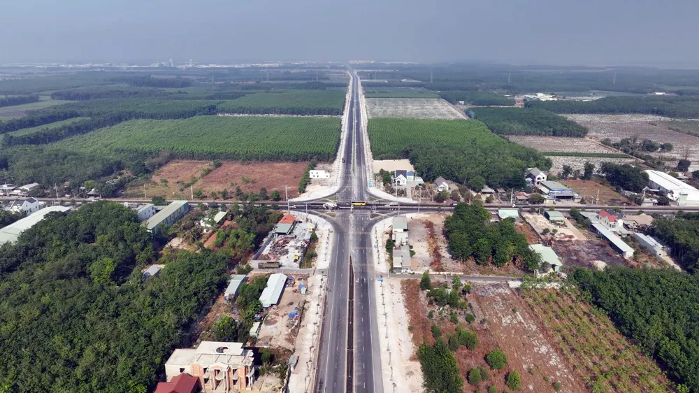 Tuyến đường Tân Long - Lai Uyên vừa được thông xe. Ảnh: HOÀNG TÚ z5340027020095_e53a7eed66aae38cb7d3af20843bd880.jpg