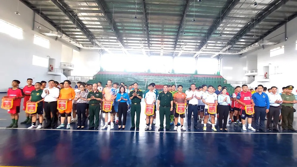Các đơn vị tổ chức giao lưu thể thao để tăng cường tinh thần đoàn kết quân với dân. Bình Dương (1).jpg