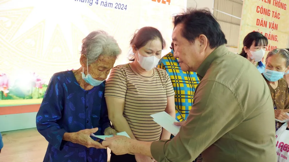 Ông Nguyễn Hoàng Thao, Phó Bí thư Thường trực Tỉnh ủy Bình Dương tặng quà những người dân khó khăn. Bình Dương (11).jpg
