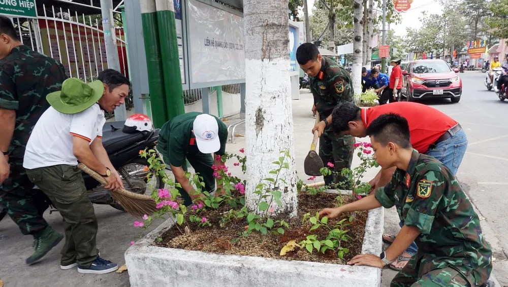 Các phường ra quân dọn rác, nạo vét kênh mương, gỡ các tấm rao vặt... Bình Dương (5).jpg