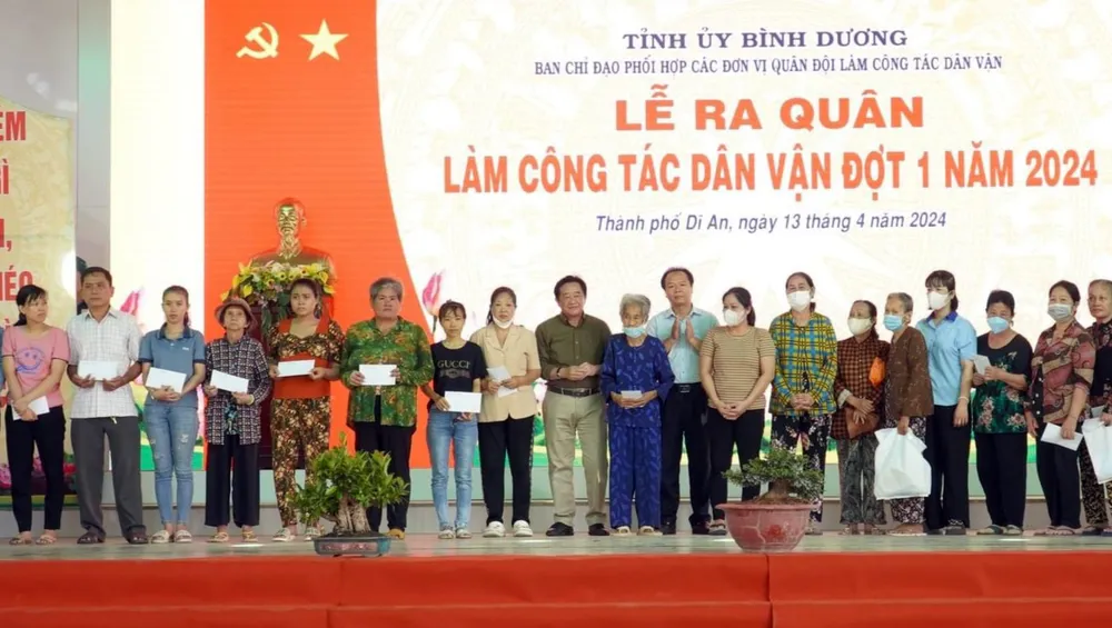 Ông Nguyễn Hoàng Thao, Phó Bí thư Thường trực Tỉnh ủy Bình Dương tặng quà cho những người dân khó khăn. bình dương