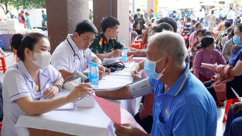 Hàng trăm người dân được khám bệnh, phát thuốc miễn phí. Bình Dương (9).jpg