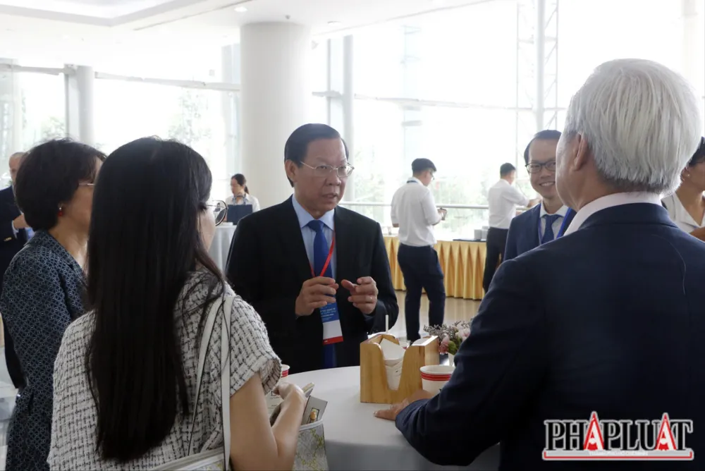 Ông Phan Văn Mãi, Chủ tịch UBND TP HCM trao đổi với các nhà đầu tư nước ngoài tại diễn đàn. phó thủ tướng (10).JPG