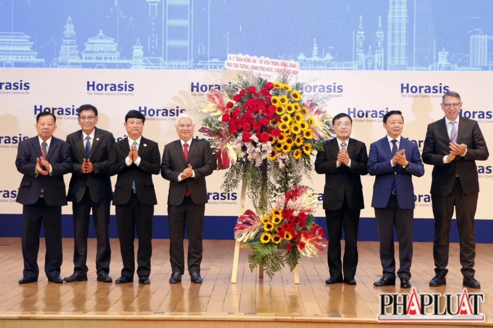 Phó Thủ tướng Chính phủ Trần Hồng Hà tặng hoa chúc mừng Diễn đàn hợp tác kinh tế Horasis Trung Quốc 2024. phó thủ tướng (2).JPG