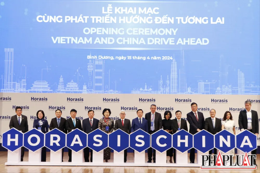 Phó Thủ tướng Chính phủ Trần Hồng Hà cùng lãnh đạo các đơn vị nhấn nút khai mạc diễn đàn. phó thủ tướng (3).JPG