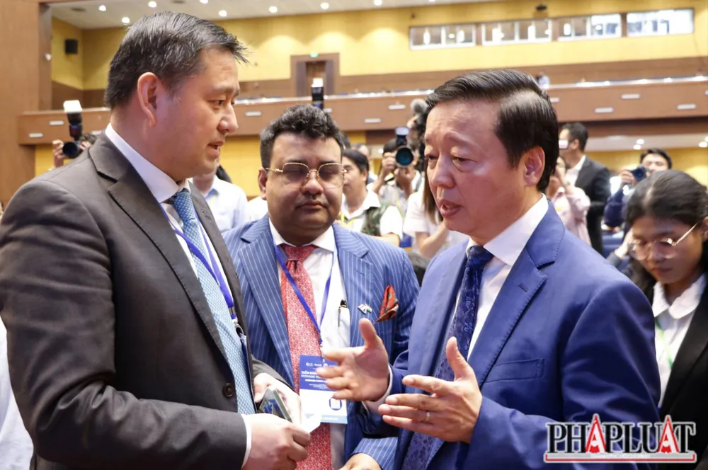 Phó Thủ tướng Chính phủ Trần Hồng Hà trao đổi với các nhà đầu tư nước ngoài tại lễ khai mạc. phó thủ tướng (4).JPG