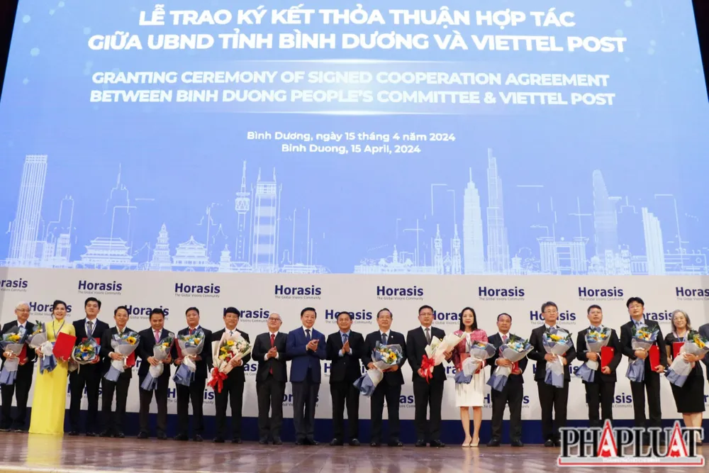 Lãnh đạo tỉnh Bình Dương trao quyết định chấp thuận chủ trương đầu tư và giấy chứng nhận đăng ký đầu tư cho các doanh nghiệp. phó thủ tướng (7).JPG