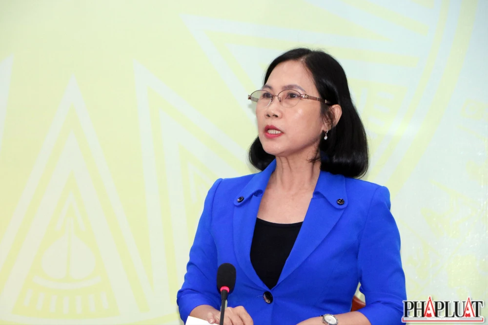 Bà Trần Thị Thảo, Phó Chủ tịch UBND thị xã Bến Cát thông tin về lễ công bố. Ảnh: LÊ ÁNH Bến Cát (1).JPG
