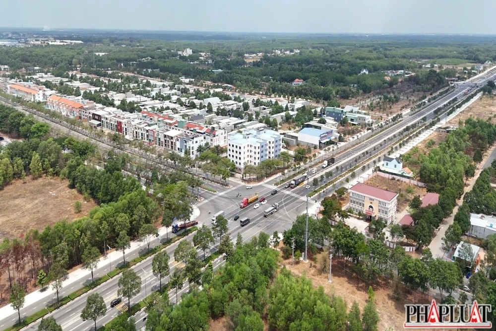 Bến Cát có nhiều tuyến đường huyết mạch đi qua, giao thông thuận lợi. Ảnh: LÊ ÁNH Bến Cát (3).jpg
