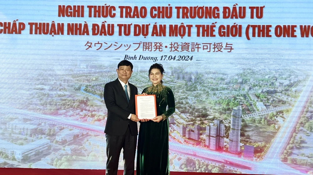 Ông Võ Văn Minh, Chủ tịch UBND tỉnh Bình Dương trao quyết định chấp nhận chủ trương đầu tư cho Kim Oanh Group. khu đô thị
