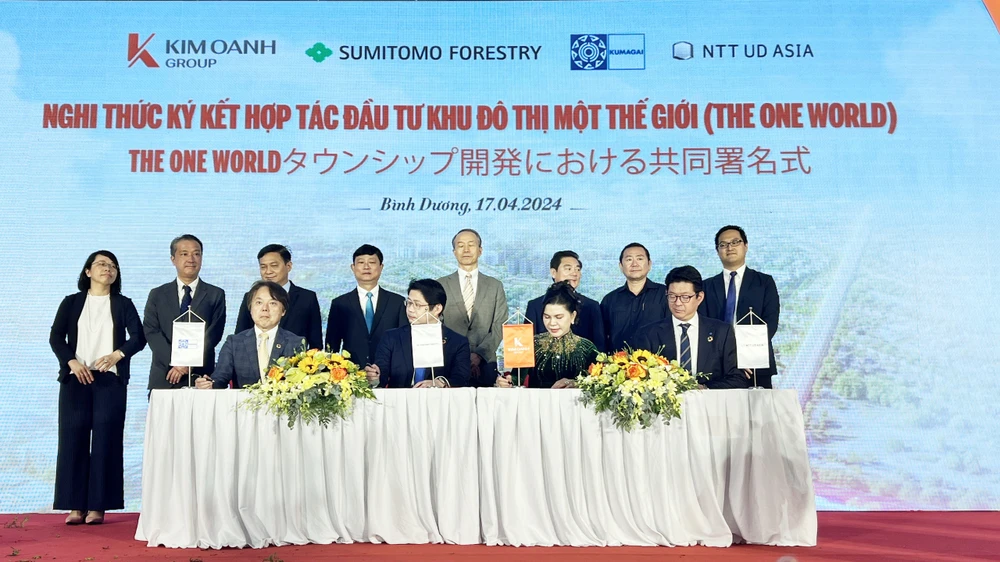 Kim Oanh Group cùng 3 nhà đầu tư đến từ Nhật Bản ký kết hợp tác. z5357629991162_ff1dfaeed9304d977adcb3f170d42b2b.jpg