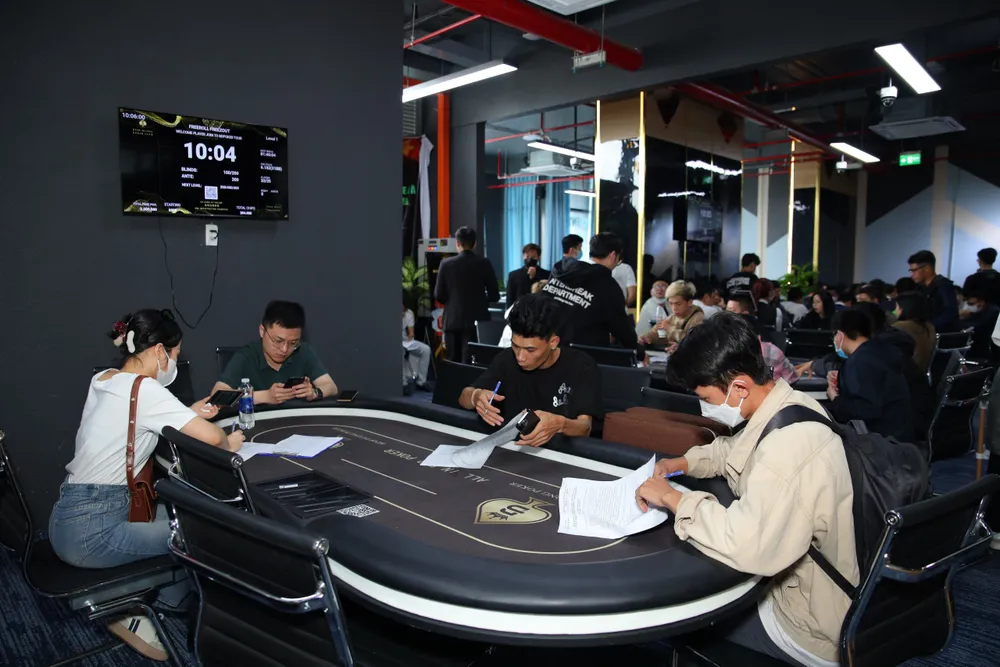 Trước khi tham gia thi đấu Giải thể thao thử nghiệm Bridge và Poker, các hội viên buộc phải ký cam kết chấp hành nghiêm quy định của pháp luật. Ảnh: LA poker