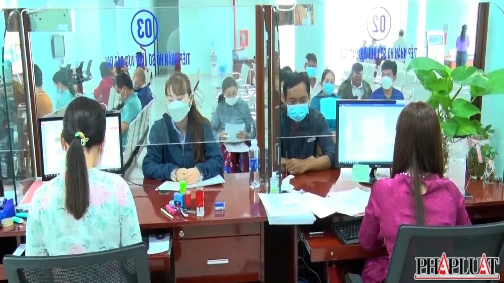 Công tác cải cách hành chính cũng luôn được thị xã Bến Cát chú trọng, hỗ trợ người dân giải quyết thủ tục hành chính nhanh gọn. bến cát (24).jpg
