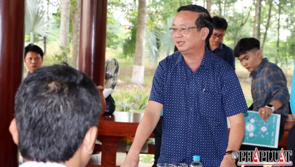 Ông Bùi Minh Thạnh-Bí thư thị ủy Bến Cát cà phê sáng cùng các doanh nghiệp, để lắng nghe những khó khăn, vướng mắc các doanh nghiệp. bến cát (7).jpg