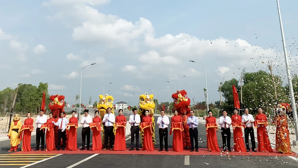 Lãnh đạo tỉnh Bình Dương và thị xã Bến Cát cắt băng khánh thành Cầu Đò 2. Ảnh: HẢI NHI Bình Dương