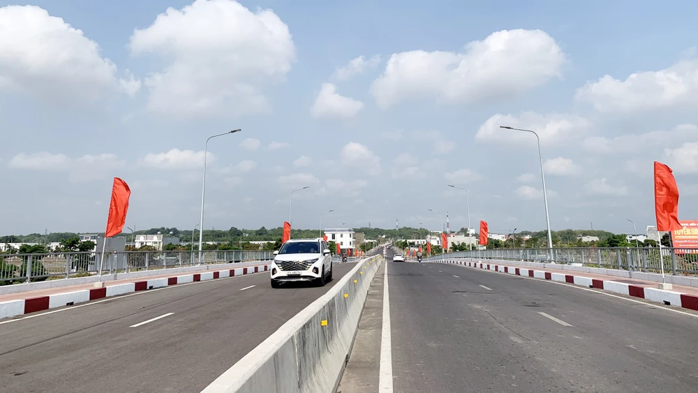 Cầu Đò 2 (thị xã Bến Cát, tỉnh Bình Dương) có tổng mức đầu tư 312 tỉ đồng với quy mô 4 làn xe. Ảnh: HẢI NHI bình dương