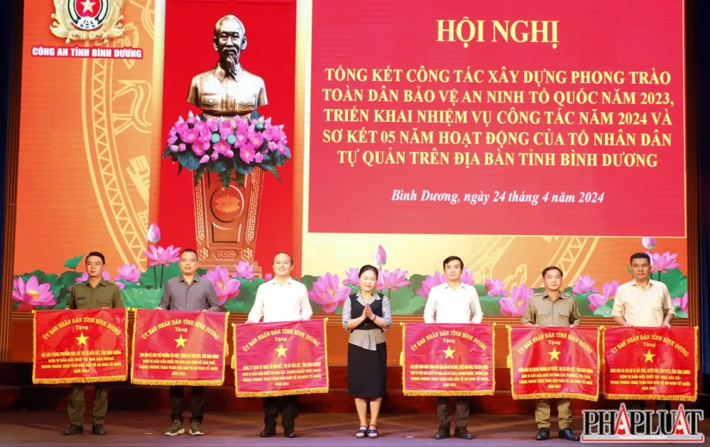 UBND tỉnh Bình Dương tặng cờ thi đua cho sáu tập thể có thành tích xuất sắc dẫn đầu các khối thi đua phong trào toàn dân bảo vệ ANTQ. Ảnh: LÊ ÁNH Bình Dương (1).JPG
