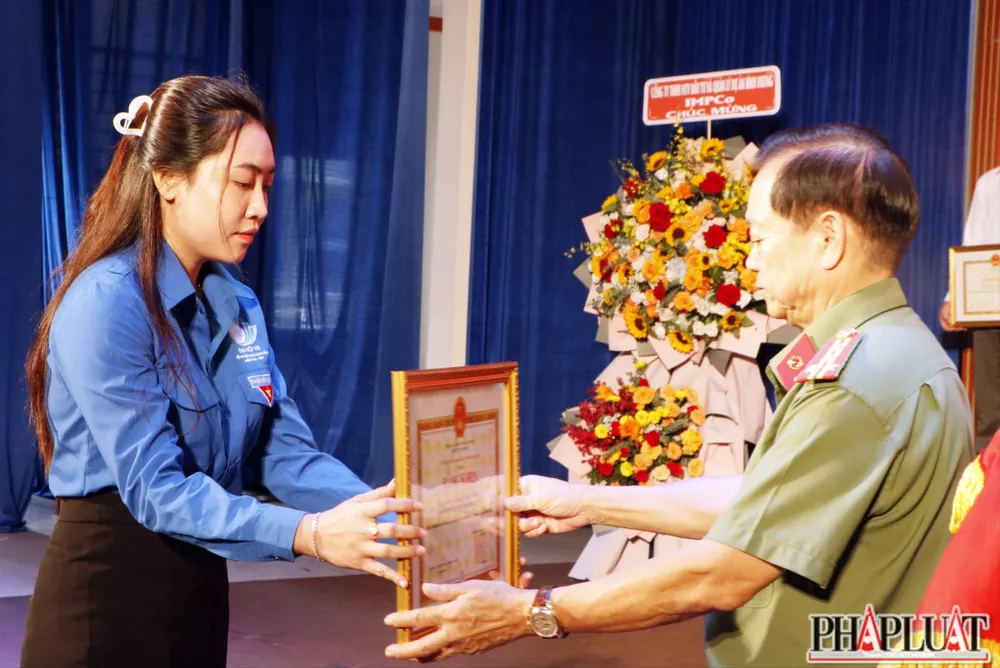 Nhiều cá nhân có thành tích xuất sắc trong phong trào toàn dân bảo vệ ANTQ được tặng giấy khen, bằng khen. Ảnh: LÊ ÁNH Bình Dương (2).JPG