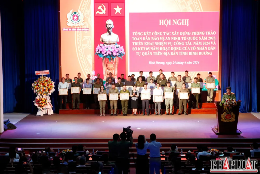 Nhiều tập thể có thành tích xuất sắc trong phong trào toàn dân bảo vệ ANTQ được tặng giấy khen, bằng khen. Ảnh: LÊ ÁNH Bình Dương (3).JPG