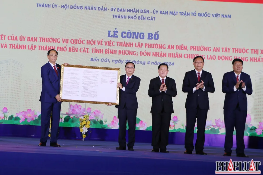 Thượng tướng Trần Quang Phương, Phó Chủ tịch Quốc hội, trao Nghị quyết cho lãnh đạo của TP trẻ Bến Cát. Ảnh: LÊ ÁNH Thượng tướng Trần Quang Phương, Phó Chủ tịch Quốc hội, trao Nghị quyết cho lãnh đạo của TP trẻ Bến Cát. Ảnh: LÊ ÁNH